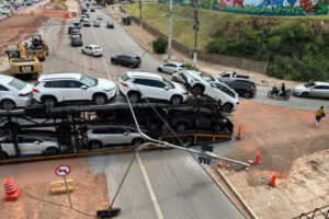 Carreta-cegonha acidente na Avenida do CPA