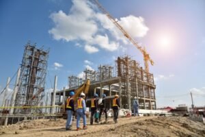 Operários e engenheiros em um canteiro de obras.