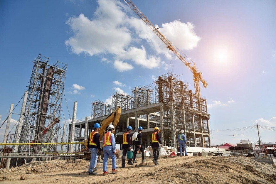 Operários e engenheiros em um canteiro de obras.